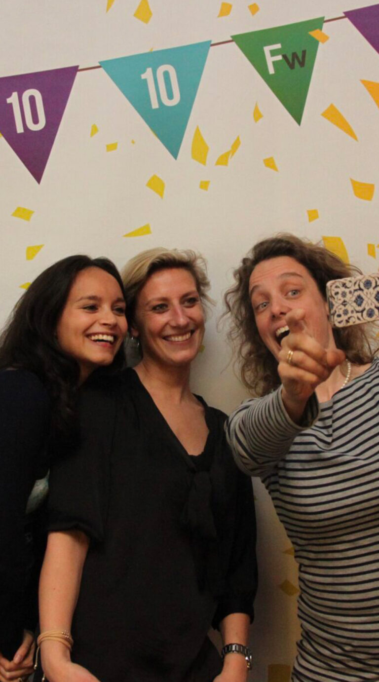 Frankwatching viert haar 10e verjaardag en boegbeelden Pelpina, Maaike en Elja gaan op de foto.