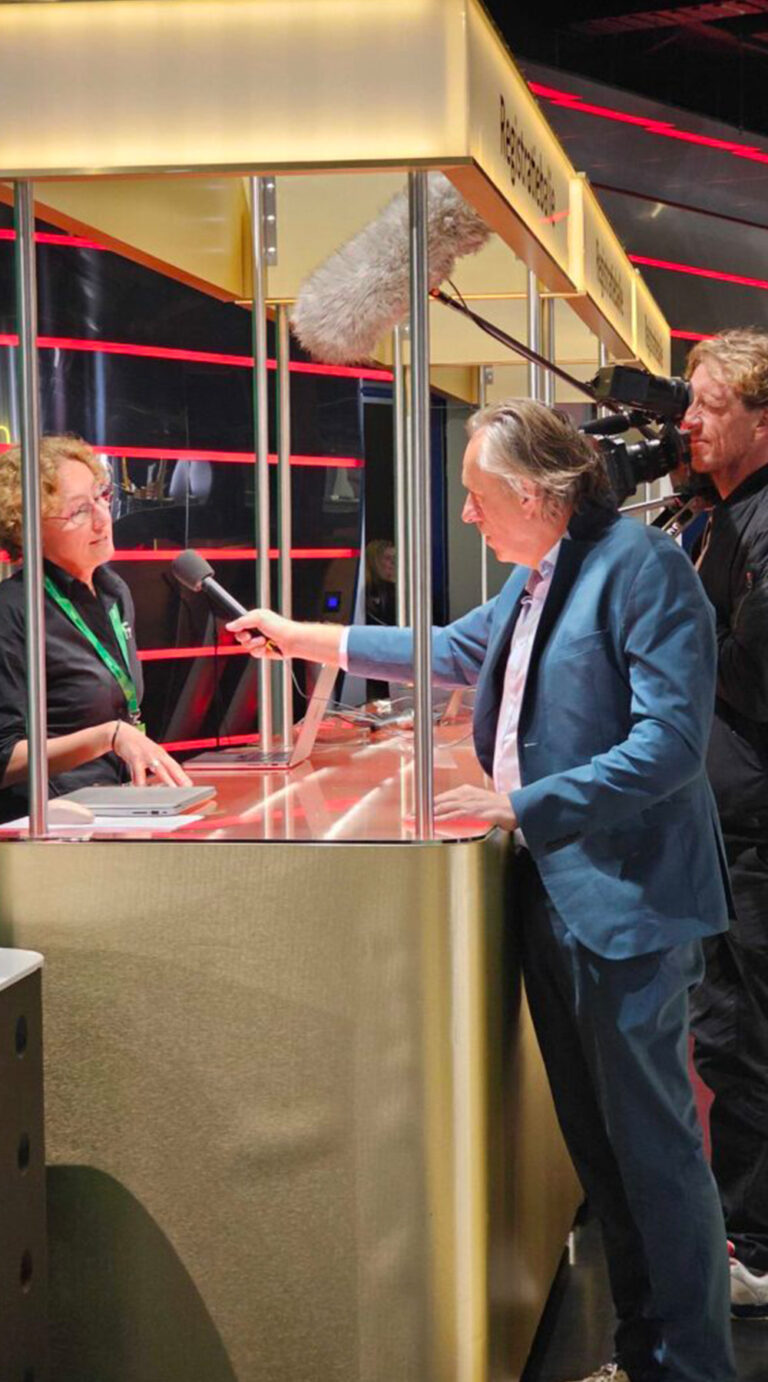 De tv-ploeg van Van Roosmalen op Reportage vereert ons met een bezoek aan het AI Marketing Event. 