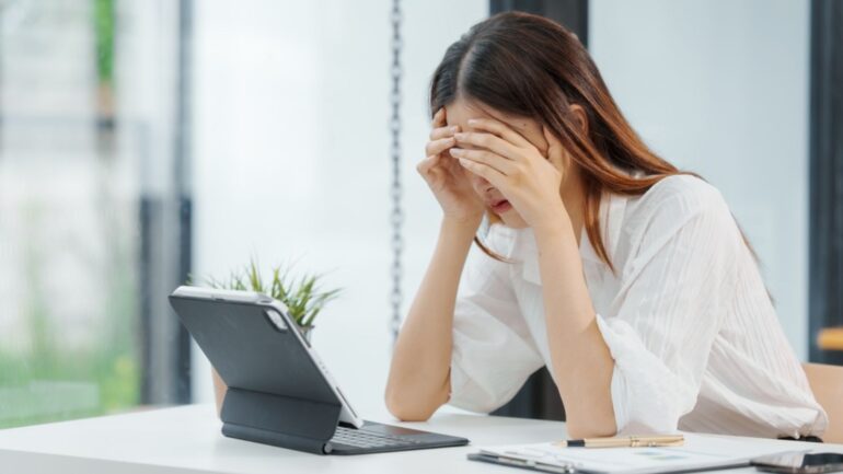 Vrouw met stress achter de laptop