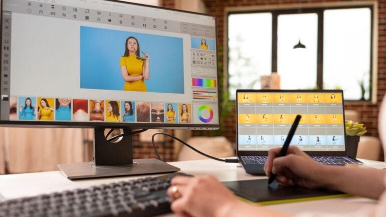 Fotograaf die foto's aan het bewerken is