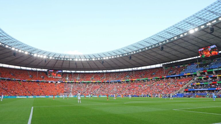 Voetbalstadium met oranje fans