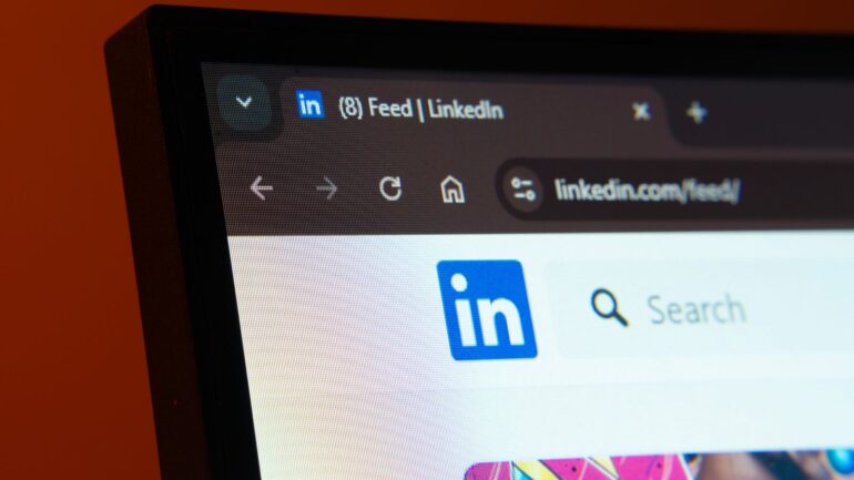 LinkedIn logo op computer