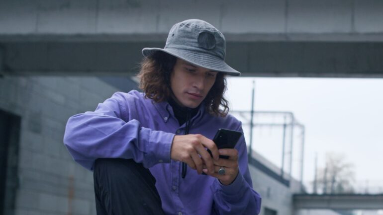 Millennial op smartphone