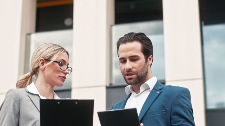 Twee professionals in gesprek