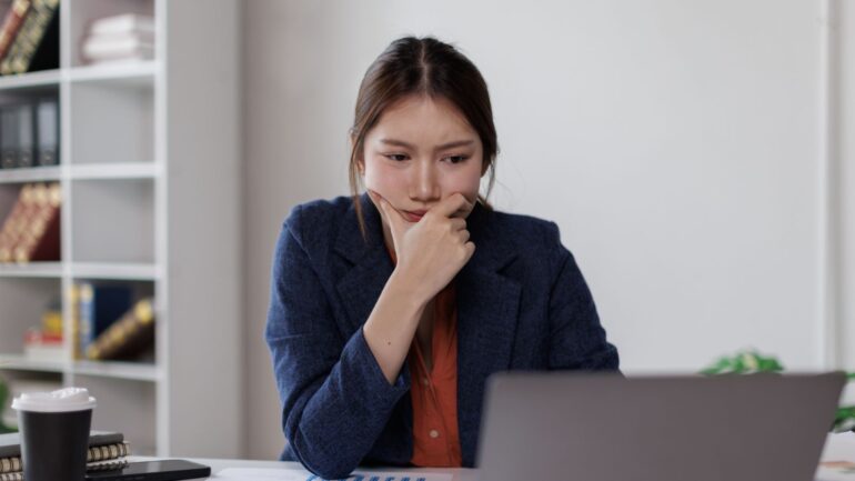 Teleurgestelde vrouw achter laptop