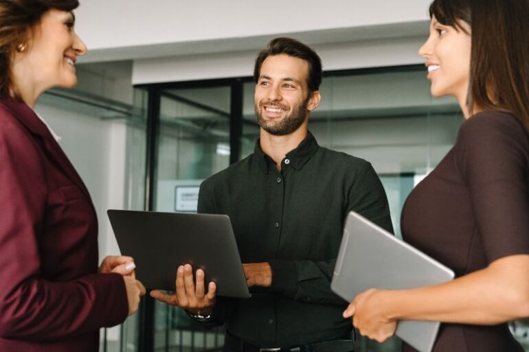 Teamleden in gesprek met elkaar Bron: Stock 4you / Shutterstock.com 
