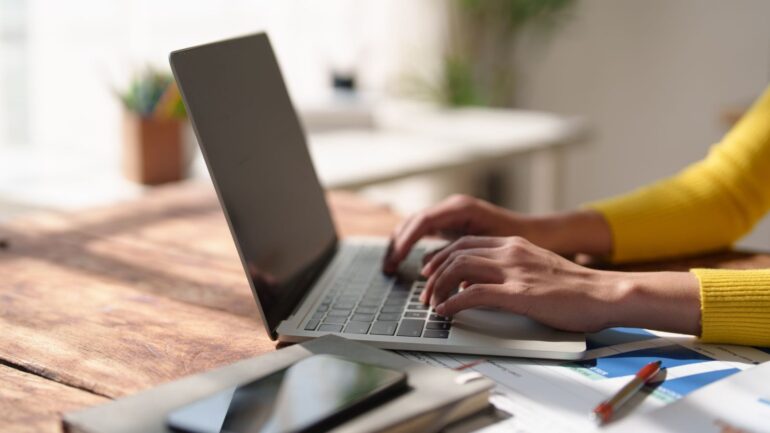 Werken op een laptop