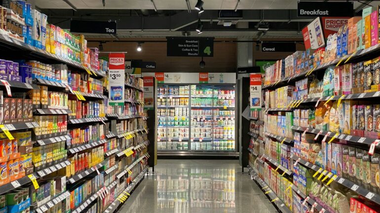 Supermarkt bron: https://unsplash.com/photos/grocery-store-aisle-with-stocked-shelves-ivfp_yxZuYQ