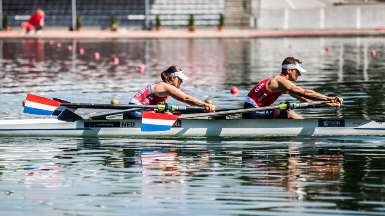 Twee roeiers in één boot: samenwerken voor resultaat.
