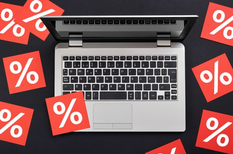 Procenttekens en een laptop. Bron: maicasaa / Shutterstock.com