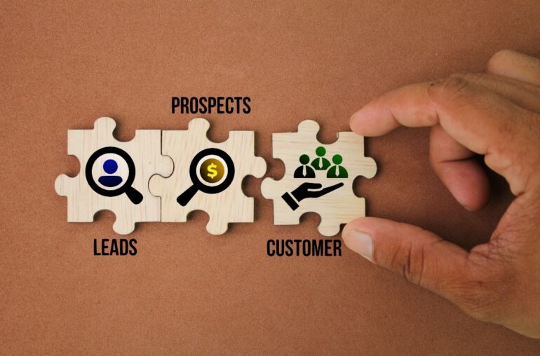 Kernwoorden op houten puzzelstukjes: leads, prospects, customer Bron: MAFPHOTOARTS / Shutterstock.com