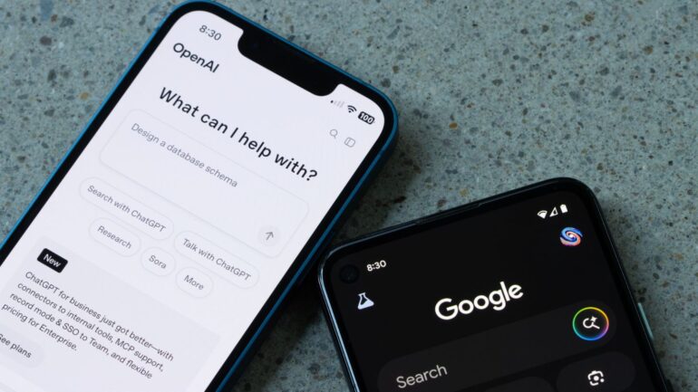 Twee telefoons, één telefoon die open staat op open AI en de andere telefoon staat open op google