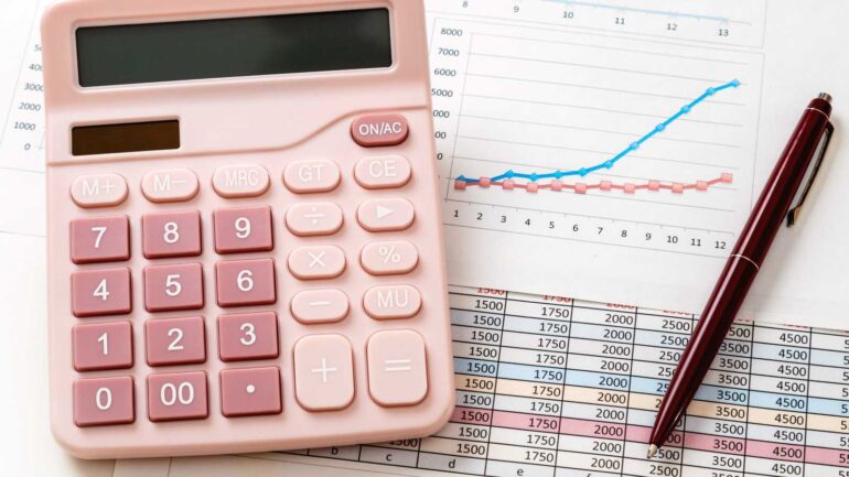 Rekenmachine en grafieken ter illustratie van marketingplan en budget opstellen