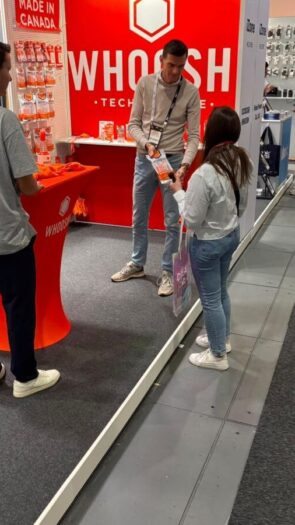 Verkoper laat product zien aan klant met demonstratie